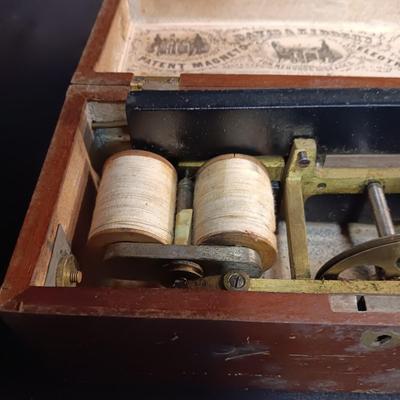 DAVIS & KIDDER'S ANTIQUE MAGNETO-ELECTRIC MACHINE FOR "NERVOUS DISEASES"