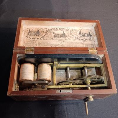 DAVIS & KIDDER'S ANTIQUE MAGNETO-ELECTRIC MACHINE FOR "NERVOUS DISEASES"