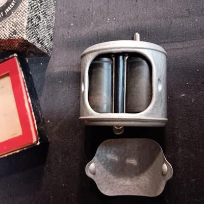 TWINPLEX STROPPER, SHARPENS DOUBLE EDGE RAZOR BLADES