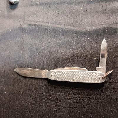 KINGSTON, MASTER AND 2 OTHER POCKET KNIVES