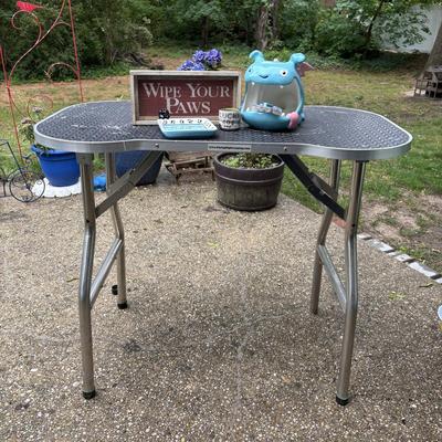 LOT 289: Flying Pig Pet Grooming Table: Valentines Bulldog Candy Dish: Hand Painted Louie Veasey Dish & Lucky Dog Cup by The Bowl Maker