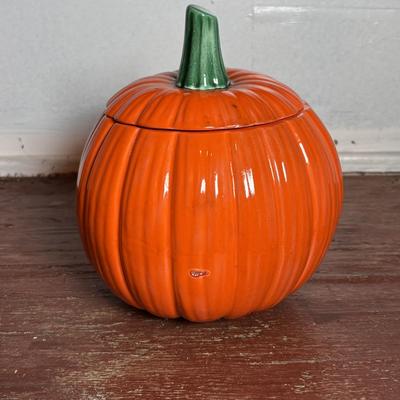 LOT 291: Fall Decor: Ceramic Pumpkins, Squirrel Salt/Pepper Shakers, Floral Center Piece and More