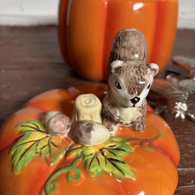 LOT 291: Fall Decor: Ceramic Pumpkins, Squirrel Salt/Pepper Shakers, Floral Center Piece and More