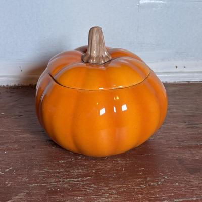 LOT 291: Fall Decor: Ceramic Pumpkins, Squirrel Salt/Pepper Shakers, Floral Center Piece and More
