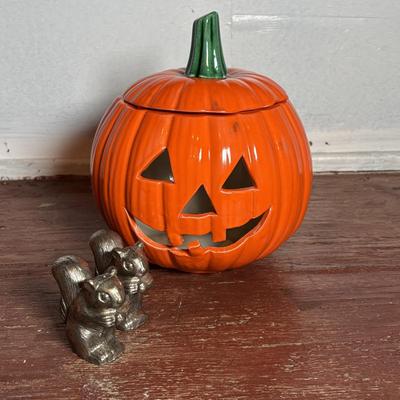 LOT 291: Fall Decor: Ceramic Pumpkins, Squirrel Salt/Pepper Shakers, Floral Center Piece and More