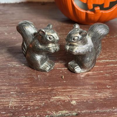 LOT 291: Fall Decor: Ceramic Pumpkins, Squirrel Salt/Pepper Shakers, Floral Center Piece and More