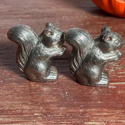 LOT 291: Fall Decor: Ceramic Pumpkins, Squirrel Salt/Pepper Shakers, Floral Center Piece and More