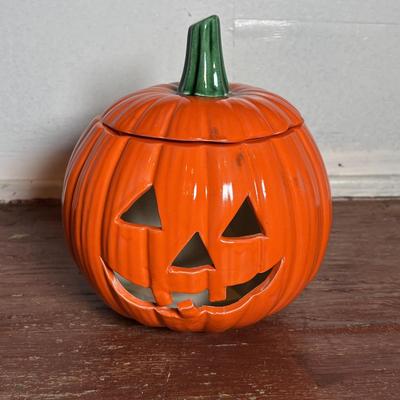 LOT 291: Fall Decor: Ceramic Pumpkins, Squirrel Salt/Pepper Shakers, Floral Center Piece and More