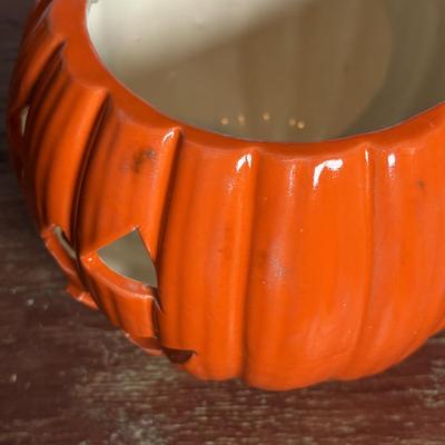 LOT 291: Fall Decor: Ceramic Pumpkins, Squirrel Salt/Pepper Shakers, Floral Center Piece and More