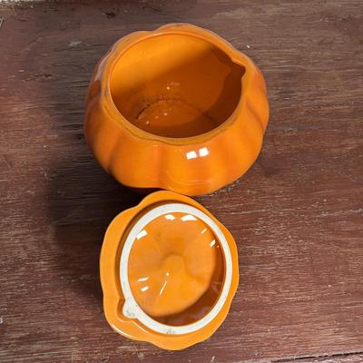 LOT 291: Fall Decor: Ceramic Pumpkins, Squirrel Salt/Pepper Shakers, Floral Center Piece and More