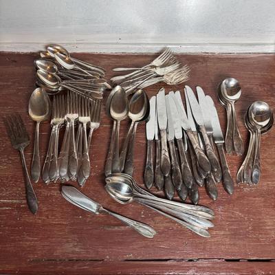 LOT 294: Oneida Lady Hamilton Community Flatware