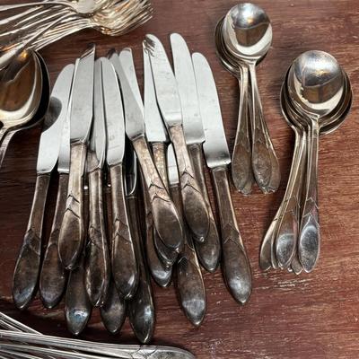 LOT 294: Oneida Lady Hamilton Community Flatware