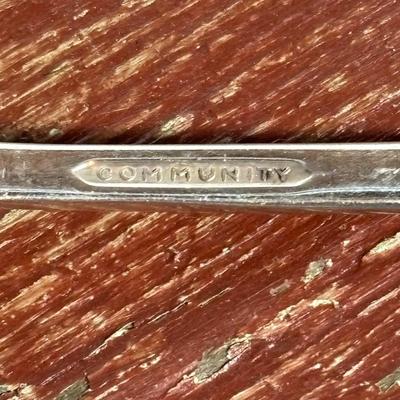 LOT 294: Oneida Lady Hamilton Community Flatware