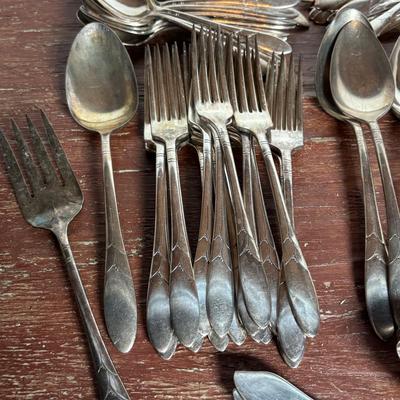 LOT 294: Oneida Lady Hamilton Community Flatware