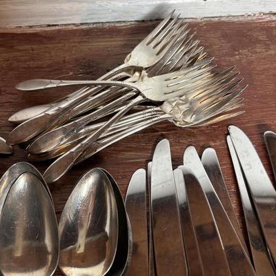 LOT 294: Oneida Lady Hamilton Community Flatware