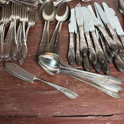 LOT 294: Oneida Lady Hamilton Community Flatware
