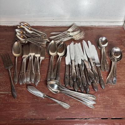 LOT 294: Oneida Lady Hamilton Community Flatware