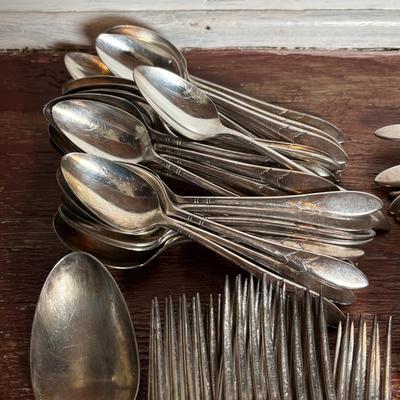 LOT 294: Oneida Lady Hamilton Community Flatware