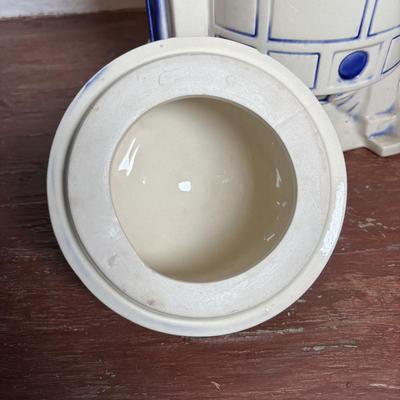 LOT 296: Vintage R2-D2 Cookies Jar (1977), Twentieth Century Fox Film Corporation, Marvel Special Edition Star Wars Comic Book, 1979 Star...