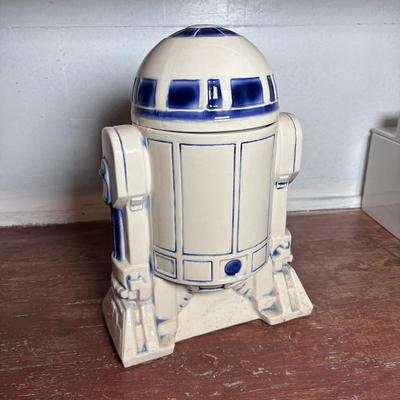 LOT 296: Vintage R2-D2 Cookies Jar (1977), Twentieth Century Fox Film Corporation, Marvel Special Edition Star Wars Comic Book, 1979 Star...