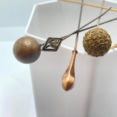LOT 339: Collection of Vintage / Antique Hat Pins