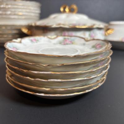 LOT 364: Vintage Haviland France Porcelain China Collection
