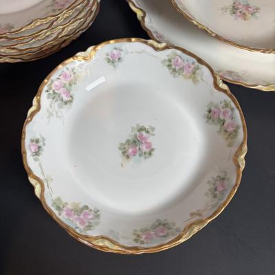 LOT 364: Vintage Haviland France Porcelain China Collection