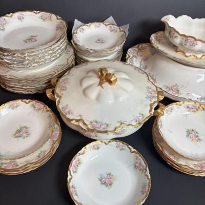 LOT 364: Vintage Haviland France Porcelain China Collection