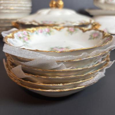 LOT 364: Vintage Haviland France Porcelain China Collection