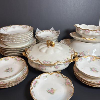 LOT 364: Vintage Haviland France Porcelain China Collection