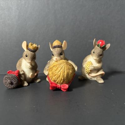 LOT 381 Charming Tails Pageant Nativity Stage & Figures