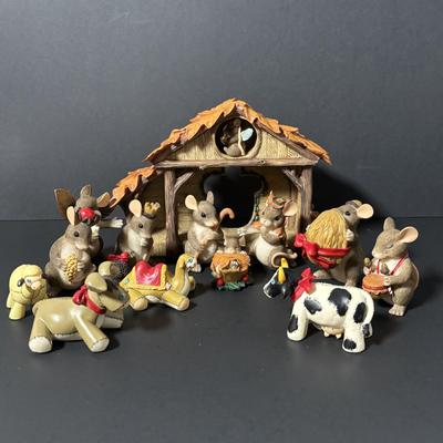 LOT 381 Charming Tails Pageant Nativity Stage & Figures