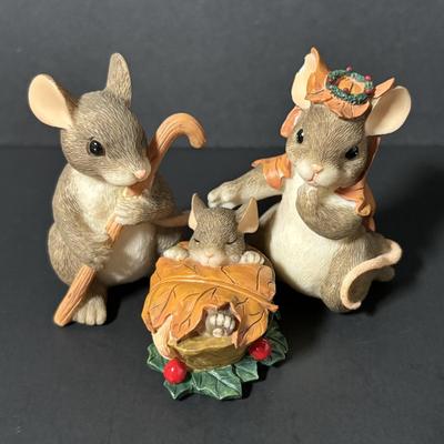 LOT 381 Charming Tails Pageant Nativity Stage & Figures