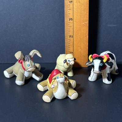 LOT 381 Charming Tails Pageant Nativity Stage & Figures