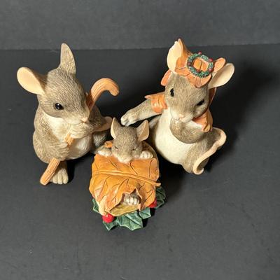 LOT 381 Charming Tails Pageant Nativity Stage & Figures