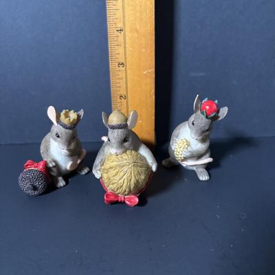 LOT 381 Charming Tails Pageant Nativity Stage & Figures