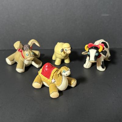 LOT 381 Charming Tails Pageant Nativity Stage & Figures