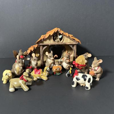 LOT 381 Charming Tails Pageant Nativity Stage & Figures