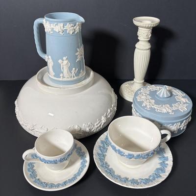 LOT 383: Vintage Wedgewood Queen's Ware Collection & Jasperware Creamer