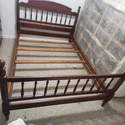 Vintage Solid Wood Spindle Full Size Bed