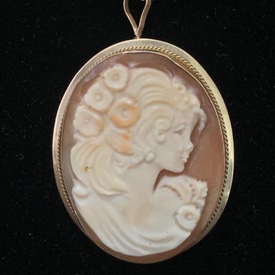 Estate Cameo in 14k Yellow Gold Pendant & 24” Necklace