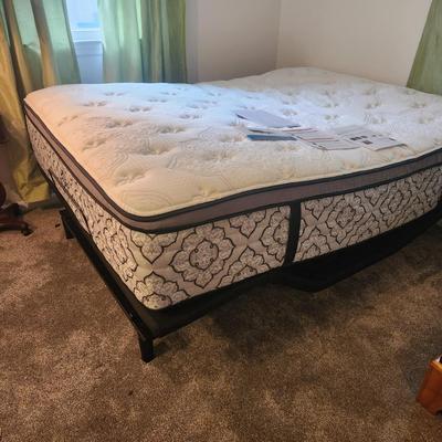 Queen Bed Tempur Pedic Ease Power Base w Clean Kingsdown Mattress