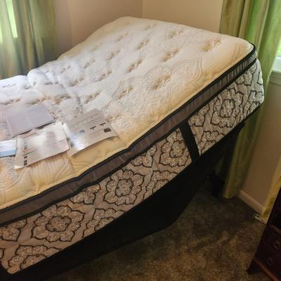 Queen Bed Tempur Pedic Ease Power Base w Clean Kingsdown Mattress