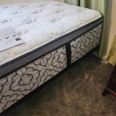 Queen Bed Tempur Pedic Ease Power Base w Clean Kingsdown Mattress
