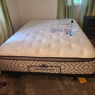 Queen Bed Tempur Pedic Ease Power Base w Clean Kingsdown Mattress