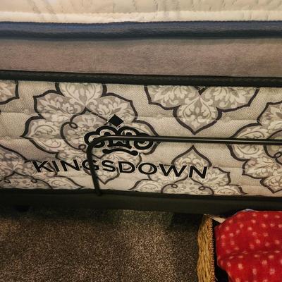 Queen Bed Tempur Pedic Ease Power Base w Clean Kingsdown Mattress