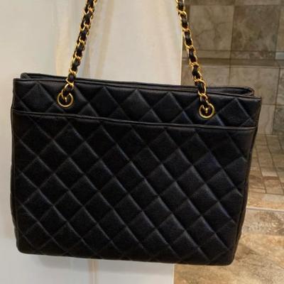 Authentic Chanel caviar leather shoulderbsg