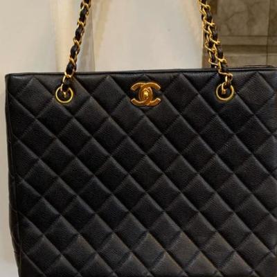 Authentic Chanel caviar leather shoulderbsg