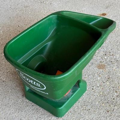 Scott’s Turf Builder Fertilizer Spreader Lot