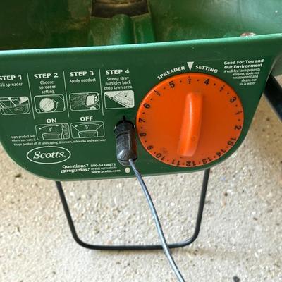 Scott’s Turf Builder Fertilizer Spreader Lot